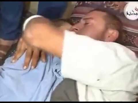 بالفيديو .. اصحي يابا .. والد الشهيدة رهف حسان يودعها في مشهد مؤلم