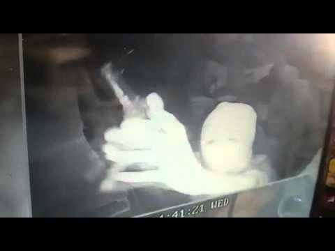 بالفيديو: لص يستعرض أمام الكاميرات بعد سرقة متجر في “رفحاء”