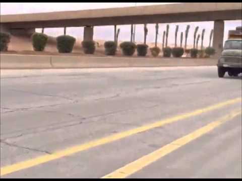 بالفيديو.. سائق متهور يقود شاحنته عكس الاتجاه في وضح النهار بالقصيم