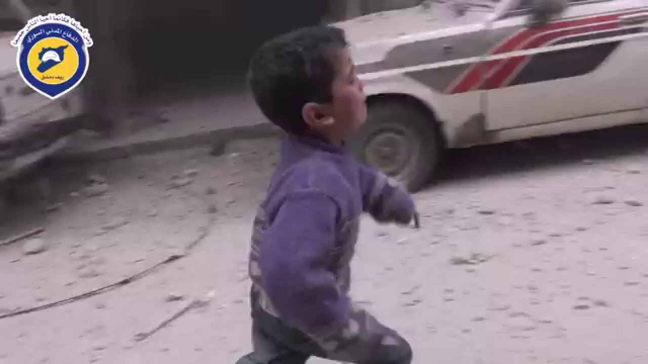بالفيديو.. طفلان سوريان يخرجان من تحت قصف “دوما” بصرخات: “بدي ماما”