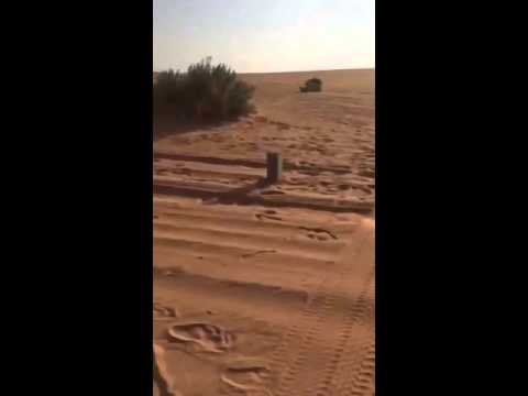 بالفيديو … “سيارة” تهوي بصاحبها في حفرة عميقة تفاجأ بها خلال سيره بالبر