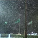 صورة لأمير الحدود الشمالية يشارك أهالي المنطقة فرحتهم بالثلوج