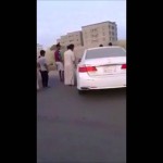 بالفيديو.. سائق أجرة يدعي أنه إرهابي فيُلقي شاب بنفسه من السيارة “خوفاً”