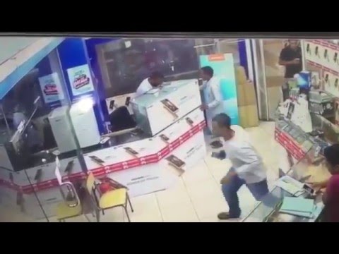 بالفيديو … شاب يسرق جوالاً ويهرب من أحد المحال