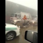 بالفيديو.. رجل أمن يجري مسرعاً ليلتقط صورة لولي العهد سقطت على الأرض بسبب الأمطار