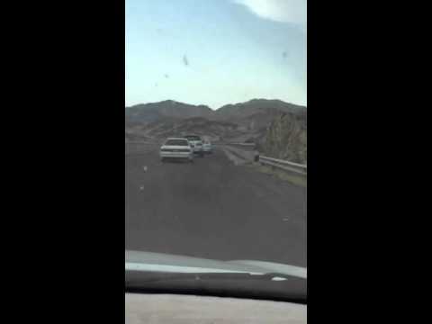 بالفيديو.. تهور واشتباك بين سيارتين على طريق مدخل «بدر»