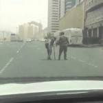 بالفيديو : “مفحط “ يتسبب في اصطدام بين سيارتين بالرياض