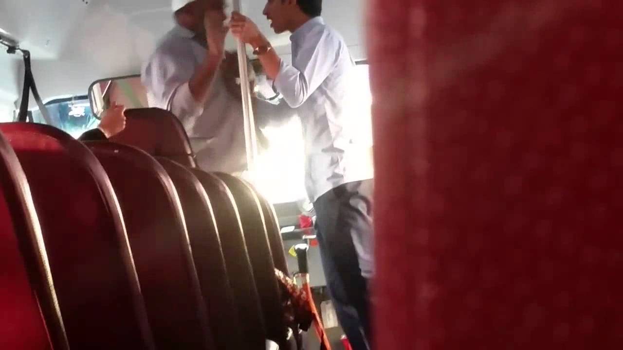 بالفيديو.. شاب يقتحم حافلة طالبات مثيرا ذعرهن ويعتدي على سائقها