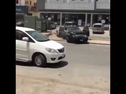 مفحط يصدم بمحول كهرباء في الرياض