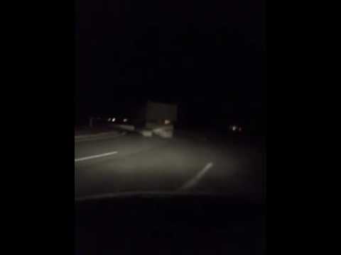 بالفيديو..سائق شاحنة متهور يسير بدون أضواء خلفية