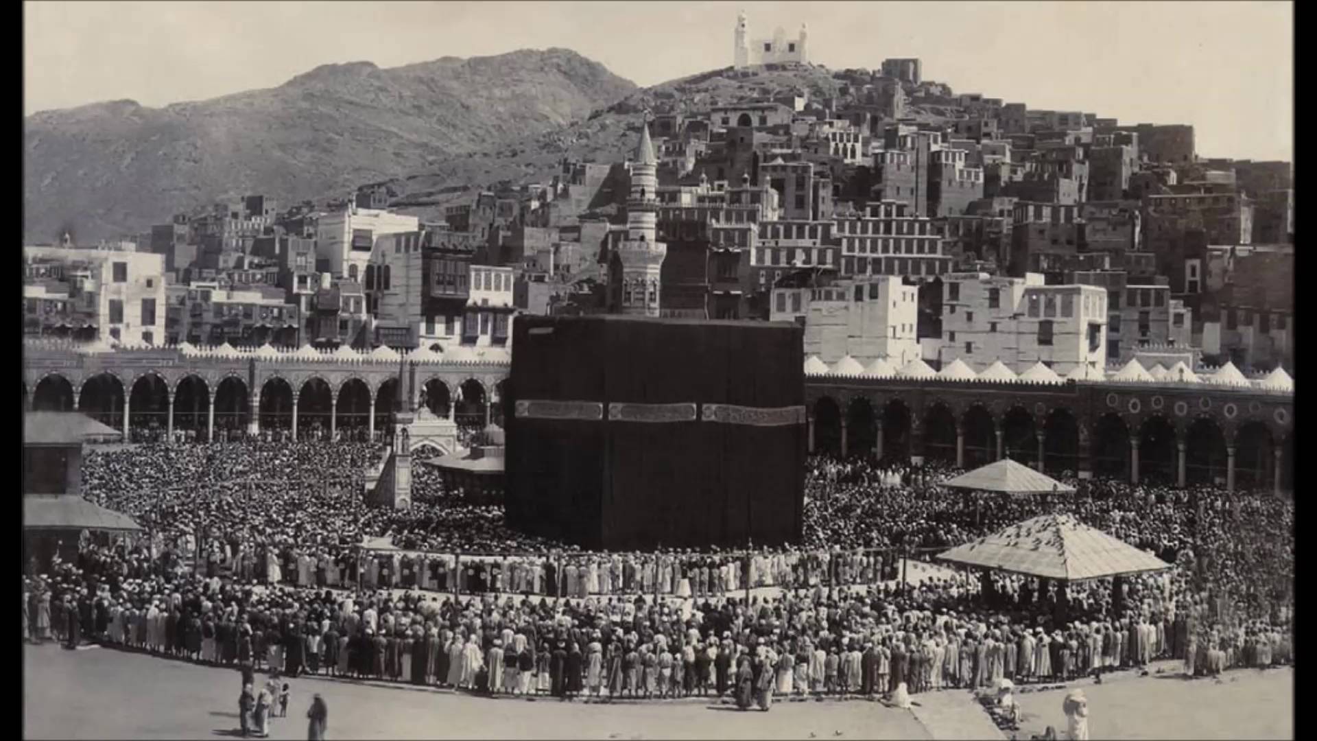 فيديو نادر.. الملك سعود يستجيب لعدد من علماء المسلمين ويؤم المصلين بالحرم المكي