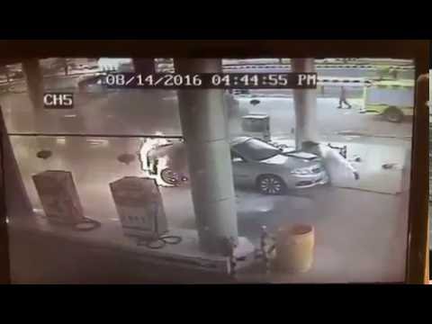 بالفيديو.. مواطن يسحب سيارة مشتعلة من محطة وقود في الزلفي قبل وقوع كارثة