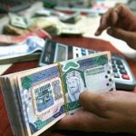 شرطة الرياض تطيح بعصابة تستهدف عملاء البنوك