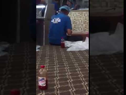 بالفيديو.. عامل ينفخ في “كيس شطة” بأحد المطاعم