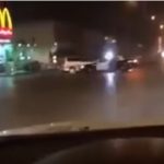بالفيديو.. عامل مطعم بالمدينة المنورة ينقل لحوما بطريقة بدائية