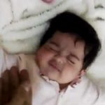 فيديو مؤلم لأب يعذب طفلته الرضيعة ويكتم أنفاسها