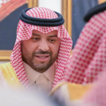 الأمير فيصل بن خالد سلطان يشارك بالعرضة السعودية احتفاءً بـ #عيد_الفطر