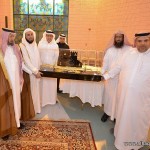 القرني يختار والدته ( الصماء والبكماء ) لافتتاح منزله في الرياض
