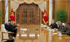 كيم جونغ أون يلتقي وزير دفاع روسيا في بيونغ يانغ