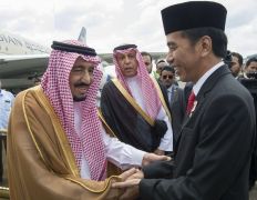 خادم الحرمين يعقد اجتماعاً ثنائياً مع رئيس إندونيسيا