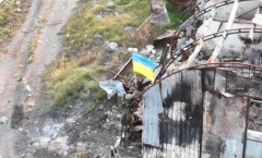 #حرس_الحدود_الأوكراني يضع لافتة جديدة على جزيرة الأفعى للتأكيد على استعادتها