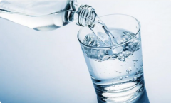 “الصحة”: احذروا من قلة شرب الماء.. وهذه خطورتها