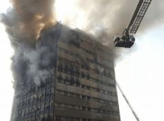 طهران.. مقتل 30 من رجال الإطفاء في انهيار البرج المحترق