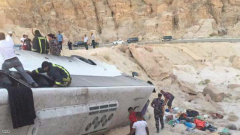 6 وفيات و38 جريحاً جراء انقلاب حافلة معتمرين أردنيين