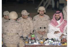 بالصورة … الأمير محمد بن سلمان يتناول الإفطار مع مرابطي الحد الجنوبي