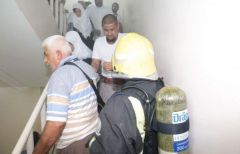 إخلاء 600 حاج إثر حريق فندق بحي العزيزية في مكة