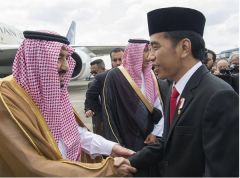 خادم الحرمين الشريفين يصل إلى إندونيسيا في ثاني محطاته الآسيوية