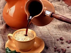 “الصحة”: تناول القهوة بجرعات كبيرة يُسبب “الهلوسة”