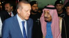 خادم الحرمين يستقبل أردوغان لدى وصوله الرياض