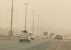 موجة غبار تلغي الرحلات الجوية وتعلق الدراسة بمنتصف اليوم الدراسي في عرعر