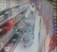 بالفيديو.. لحظة سرقة مسن في محل تجاري بطريقة ماكرة