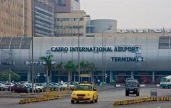 مشاجرة بين سعوديين وأمريكي تتسبب في تأخير إقلاع طائرة بمطار القاهرة