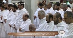 جموع الحجيج يؤدون صلاتي الظهر والعصر في مسجد نمرة بعرفات
