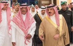 مقرن بن عبدالعزيز يستقبل المعزين في وفاة الأمير منصور