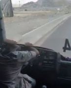القبض على سائق حافلة ظهر في فيديو وهو يؤدي حركات غير طبيعية