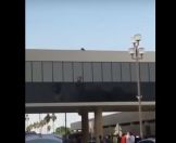 بالفيديو .. شخص يحاول إلقاء نفسه من أعلى ممرات مطار الدمام