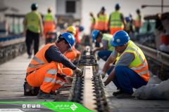 بدء العمل في تركيب السكك الحديدية الخاصة بمسارات “مترو الرياض”