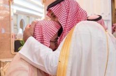 بالصورة.. الأمير محمد بن سلمان يقبل رأس الشيخ المطلق