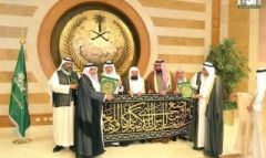 الأمير خالد الفيصل يسلم كسوة الكعبة الجديدة لكبير سدنة المسجد الحرام