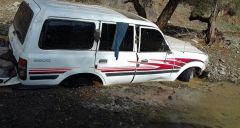 مواطنون ينتشلون جثث 4 طالبات وسائقهن بعد أن جرف السيل سيارتهم بوادي رثمة