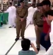 بالفيديو ..  رجل أمن يُقبل يد طفل قام بأداء التحية العسكرية له