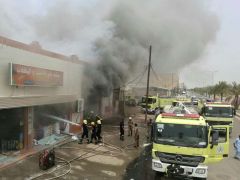 مدني جازان يخمد حريقاً هائلاً بمستودع للبلاستيك