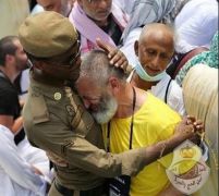 صورة لحاج مسن يحتضن رجل أمن ويبكي متأثراً