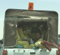 صورة لتكدس عدد من عمال النظافة داخل صندوق سيارة تثير استياء المغردين