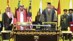 الملك سلمان يتسلم الدكتوراه الفخرية من جامعة ماليزية