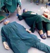 بالصورة.. طبيبان يستلقيان على الأرض بعد إجرائهما عملية دامت 32 ساعة.. أحدهما يرفع علامة النصر